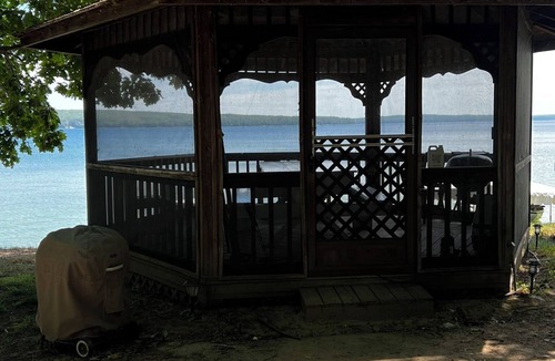 Herron House | Rustic View Cabin sits on a 2.5 acres on beautiful Hubbard Lake.