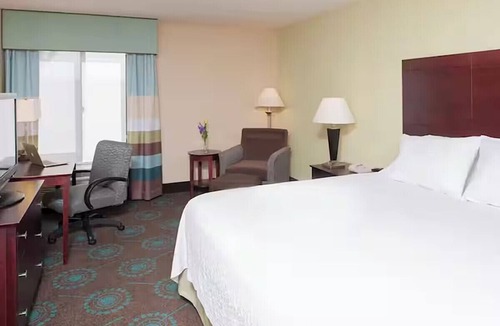 South Bend Hotel | SBN Intl Airport King Studio with Breakfast & Gym
