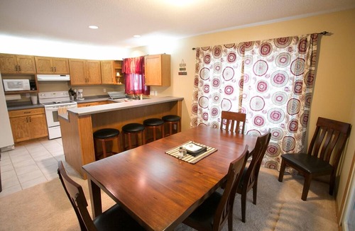 Rochester House | Scrapbooking/Vacation Retreat House Close To Mayo Clinic. Waterfront, peaceful!