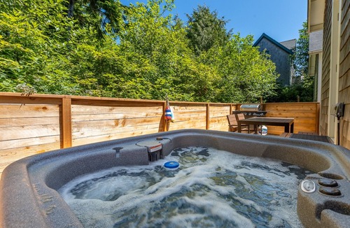 Seabrook Cottage | Seabrook 2 Bedroom cottage with hot tub, pets OK