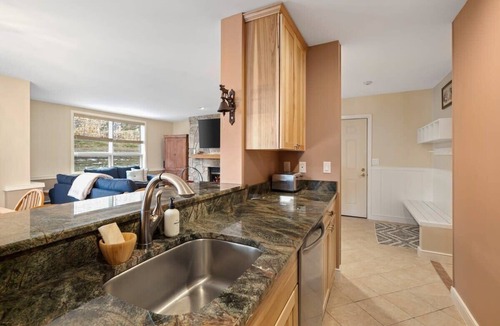 West Dover Condo | Seasons Lodge | Trailside Condo w/Fireplace!