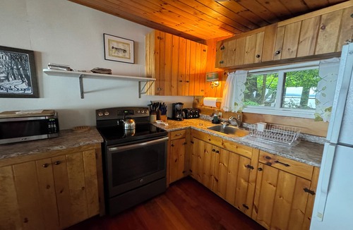 South Hero Cottage | Secluded & Private Lakefront Cottage–Awesome Views–Peace & Quiet