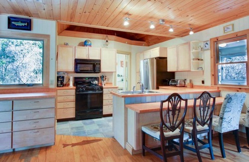 South Hero Cottage | Secluded, Wooded & Dog Friendly Home on Lake W/Casual Decor