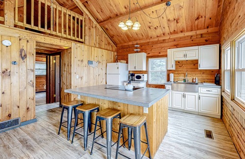 Montgomery Center Condo | Second floor, dog-friendly condo with modern decor and lovely views
