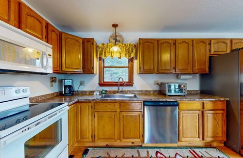North Troy House | Serene dog-friendly nature retreat with large deck - near skiing, hiking & golf