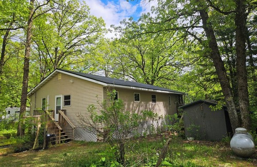 Pine City Cabin | Serene Dog-friendly Riverfront Cabin with Kayaks in Pine City - Perfect Getaway