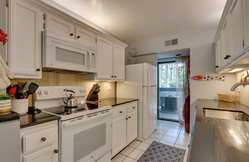 Hilton Head Apartment | Serene Hilton Head Island Condo w/Community Pool!