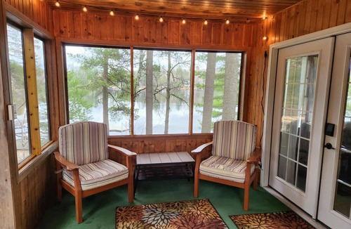 Tomahawk Cabin | Shady Rest Cabin #2, lakefront, firepit, sleeps 6, pets welcome, sandy beach