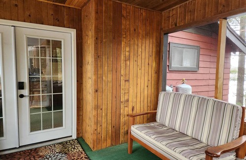 Tomahawk Cabin | Shady Rest Cabin #2, lakefront, firepit, sleeps 6, pets welcome, sandy beach