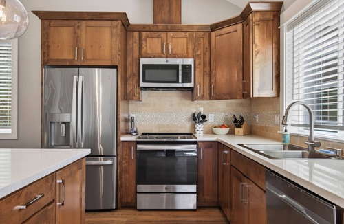 Long Beach Condo | Short walk to BEACH ● 3 bedrooms w/TVs ● 2 KING beds ● Dogs OK ● Fireplace