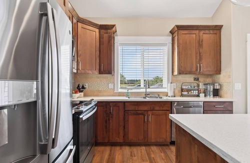 Long Beach Condo | Short walk to BEACH ● 3 bedrooms w/TVs ● 2 KING beds ● Dogs OK ● Fireplace
