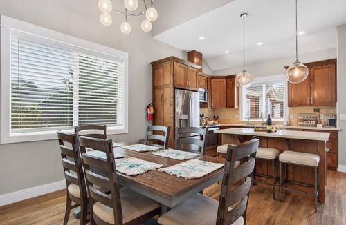 Long Beach Condo | Short walk to BEACH ● 3 bedrooms w/TVs ● 2 KING beds ● Dogs OK ● Fireplace