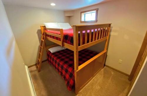 Dalton Villa | SI INCREDIBLE VIEWS from this log cabin with large deck huge yard fire pit hot tub