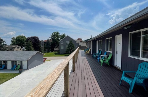 Lake City Apartment | Single King Room (Upper Level)