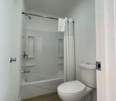 Lake City Hotel | Single King Room