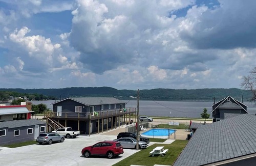 Lake City Apartment | Single Queen Room (main level)