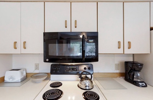 Stowe Area Condo | Ski-adjacent home with hot tub, pool, sauna & gym access