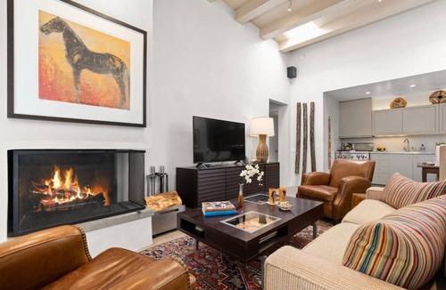 Historic Eastside House | Ski Discounts! Walk to Plaza on Historic East Side