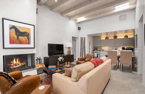 Historic Eastside House | Ski Discounts! Walk to Plaza on Historic East Side