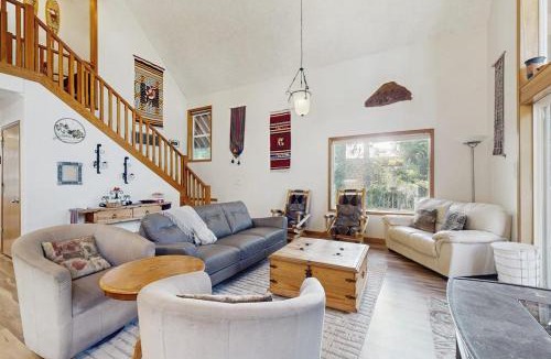 Government Camp House | Ski home with mountain views & private hot tub - plus an additional apartment