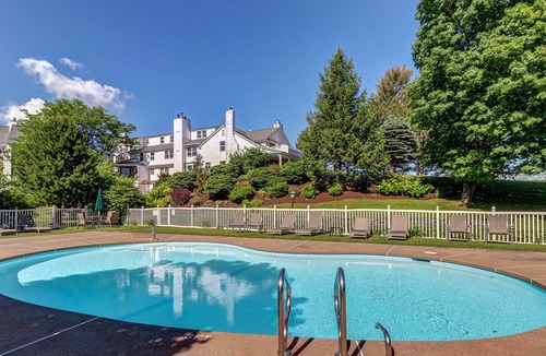Stowe Area Condo | Ski-In/Out 2-Story Condo w/Shared Heated Outdoor Pool, Fast WiFi, Fireplace, A/C