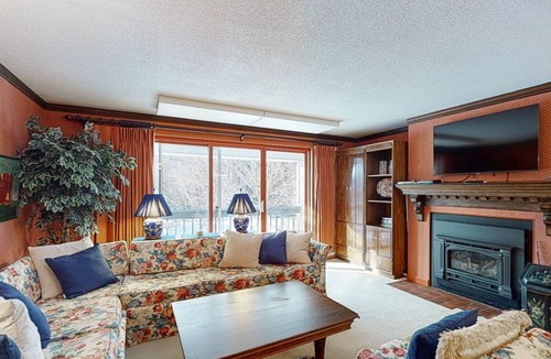 Stowe Area Condo | Ski-In/Out 2-Story Condo w/Shared Heated Outdoor Pool, Fast WiFi, Fireplace, A/C