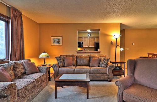Ludlow Condo | Ski-in/out condo with fireplace, tennis court, mountain views, & washer/dryer