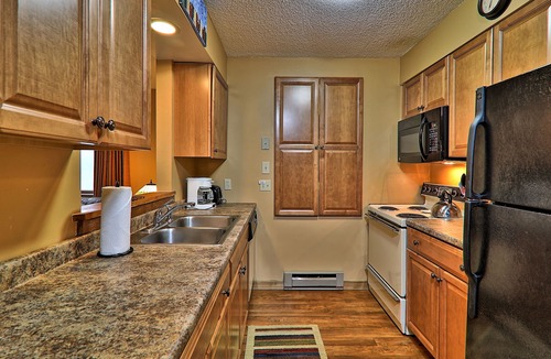 Ludlow Condo | Ski-in/out condo with fireplace, tennis court, mountain views, & washer/dryer