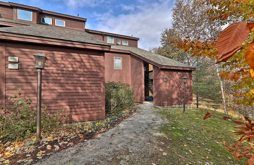 Ludlow Condo | Ski-in/out condo with fireplace, tennis court, mountain views, & washer/dryer