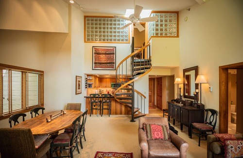 Stratton Mountain Condo | SKI-IN OUT GEM!-3 BR 3 BA Top floor Duplex.2 mins Walk2Village.