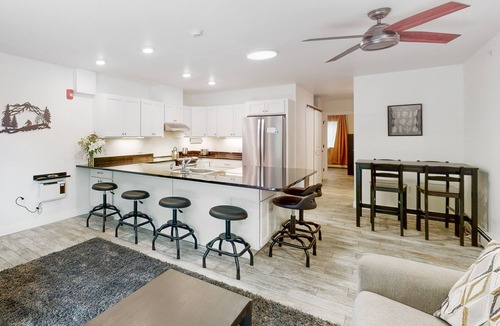 Warren Condo | Ski-in/ski-out condo near the slopes with pool, fast WiFi & garden-level patio