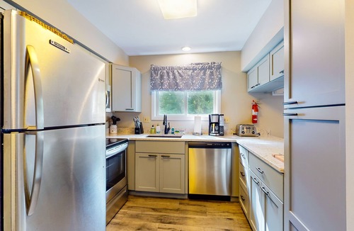 Jeffersonville Condo | Ski-in/ski-out third-floor condo with lift views, pools, fireplace, and balcony