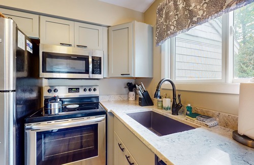 Jeffersonville Condo | Ski-in/ski-out third-floor condo with lift views, pools, fireplace, and balcony