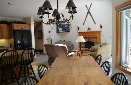 North Troy House | Skiers and Golfers Paradise - Ski In/Ski Out with private hot tub and steam room
