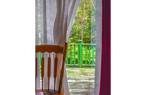 Town of Bellmont House | Skiing, golf, snowmobiling waterfront cottage for rent. Four Season.