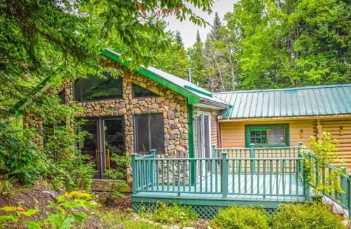 Town of Bellmont House | Skiing, golf, snowmobiling waterfront cottage for rent. Four Season.