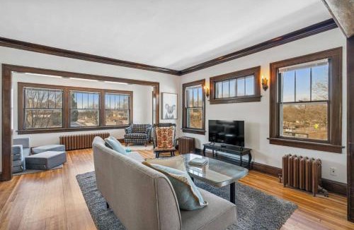 Bryant Apartment | Sky Apt in Majestic MPLS Duplex