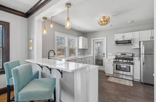 Bryant Apartment | Sky Apt in Majestic MPLS Duplex