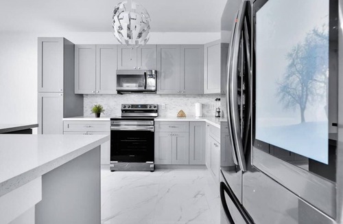 Allapattah House | Sleek & Modern Townhome & Shared Backyard Oasis