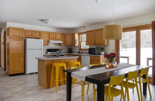 Jeffersonville House | Smuggler's Notch Mountain House with hot tub & river