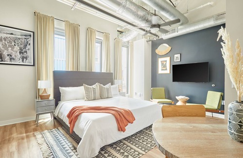 Uptown Apartment | Sonder at REVEL