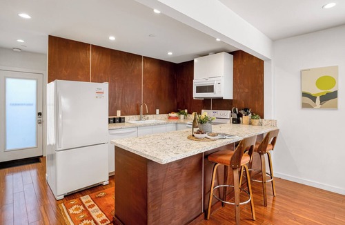 Hollywood Hotel | Southwest by AvantStay | Heart of Hollywood | Remodeled 1920s Bungalow