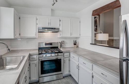 Santa Fe House | Southwest Modern 2+2 Home, Private Courtyard & Fenced Backyard Centrally Located