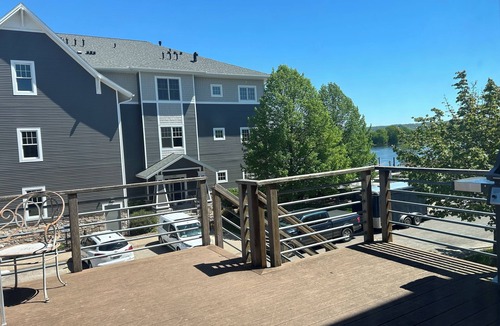 Wabasha Condo | Spacious 1 bed/1 bath historical loft offers exposed brick, and high ceilings.