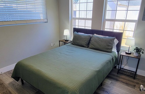 Morris Hill House | Spacious 1 BR 1 BA Guest House Walk to St Als Hospital + 10 mins to DT