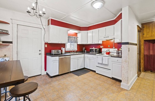 Nassau House | Spacious 3 BR Apt, near Rail Trail, porch/grill