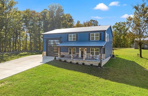Russell Springs House | Spacious 4-bedroom 3 full bath Barn style house overlooking Lake Cumberland.