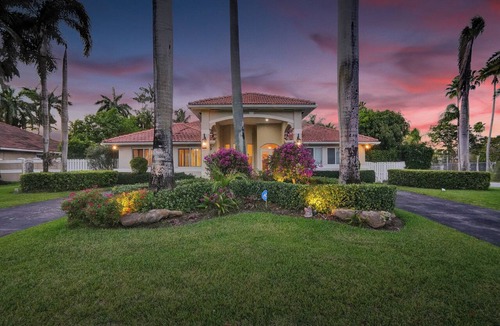 Kendale Lakes House | Spacious 4-bedroom house Near the beaches