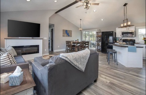Luck House | Spacious 4 bedroom Lake View Cottage with another Cabin down street!
