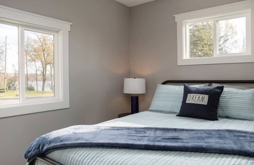 Luck House | Spacious 4 bedroom Lake View Cottage with another Cabin down street!